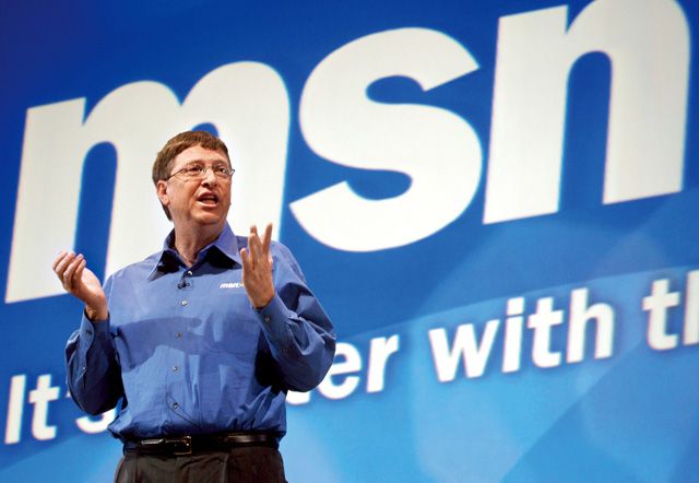 曾經是網路通訊軟體霸主的MSN即將退位。圖為2002年比爾蓋茲介紹MSN的資料畫面。Getty Images
