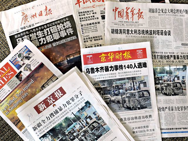 中國境內的媒體，不論大小，都是官方主辦的，也是中共統治機器的一部分。圖為官媒報導新疆「砸搶燒」的畫面。Getty Images