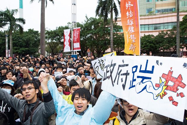 11月29日，「反媒體巨獸青年聯盟」學生於立法院門口大聲抗議。白川攝影
