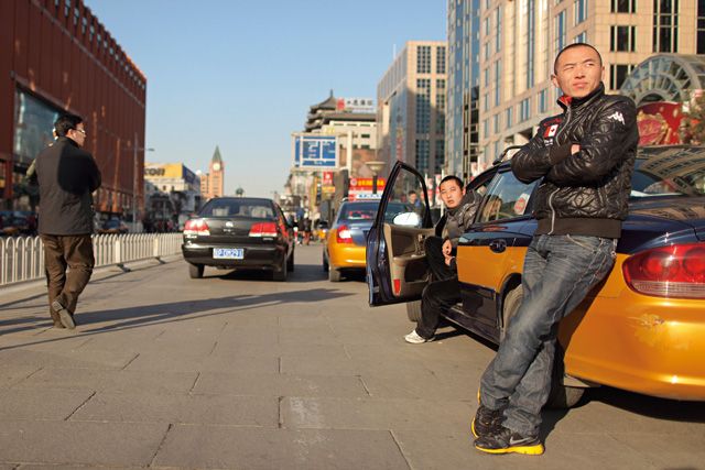 由於中國國內的油價實際已經超過美國。計程車司機嘆無利可圖。市民面對採訪問：「我能說髒話嗎？」圖為北京計程車司機。Getty Images