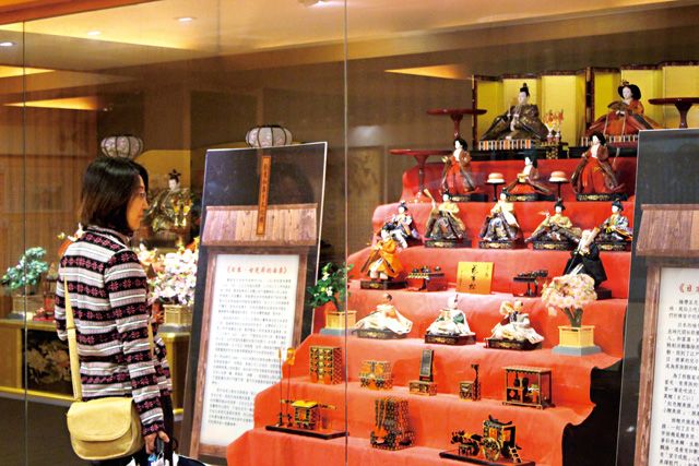 遊客專注欣賞日本原汁原味的女兒節、男兒節的禮俗及相關活動文物。