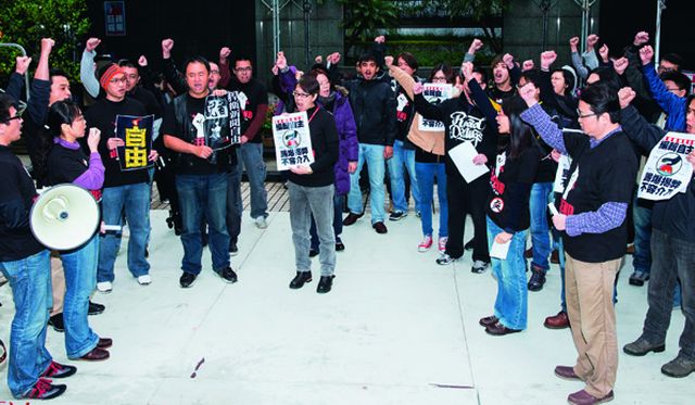 自併購案開始，壹傳媒旗下的員工就開始組工會，爭取工作權、新聞自主權，圖為工會成員2012年11月27日聯合召開記者會向資方呼籲。白川攝影