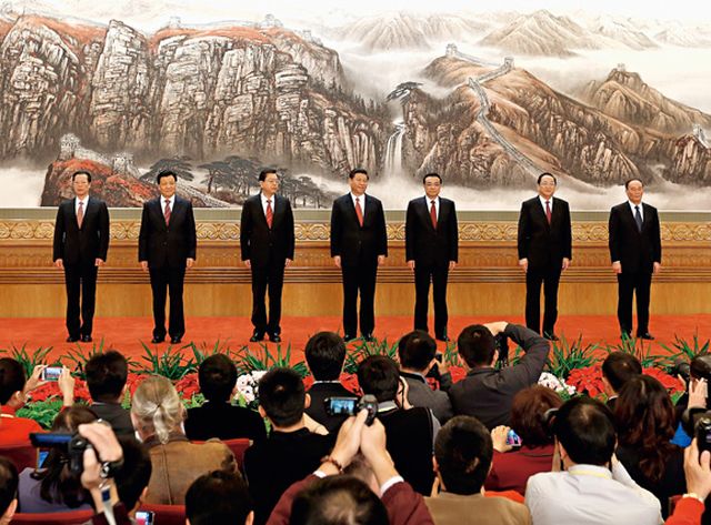 2012年11月15日，中共七名政治局常委終於亮相，分別是（左至右）：張高麗、劉雲山、張德江、習近平、李克強、俞正聲、王岐山。Getty Images 