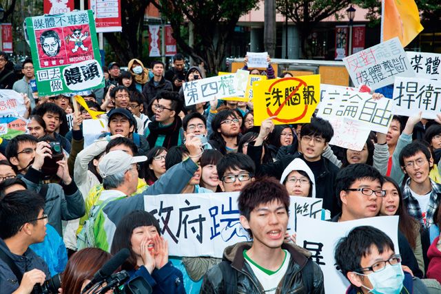 2012年11月28日，來自北中南的大學生約五、六百人集結在公平交易委員會和立法院門口抗議，要求公平會嚴審壹傳媒該併購案。白川攝影