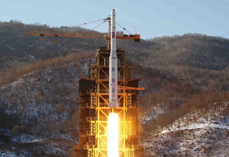 亞洲的北韓是全球另一個危機爆發點。圖為北韓2012年12月12日發射三節式的「銀河3號」（Unha-3)火箭，堅稱純科學實驗用途，將人造衛星送上地球軌道，但國際
