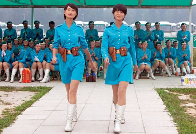 《中國日報》曾報導介紹，軍隊在徵募女兵選拔過程中，要求展示唱歌、跳舞等才藝。圖為2009年參加閱兵的中國女兵公開展示其服裝。Getty Images