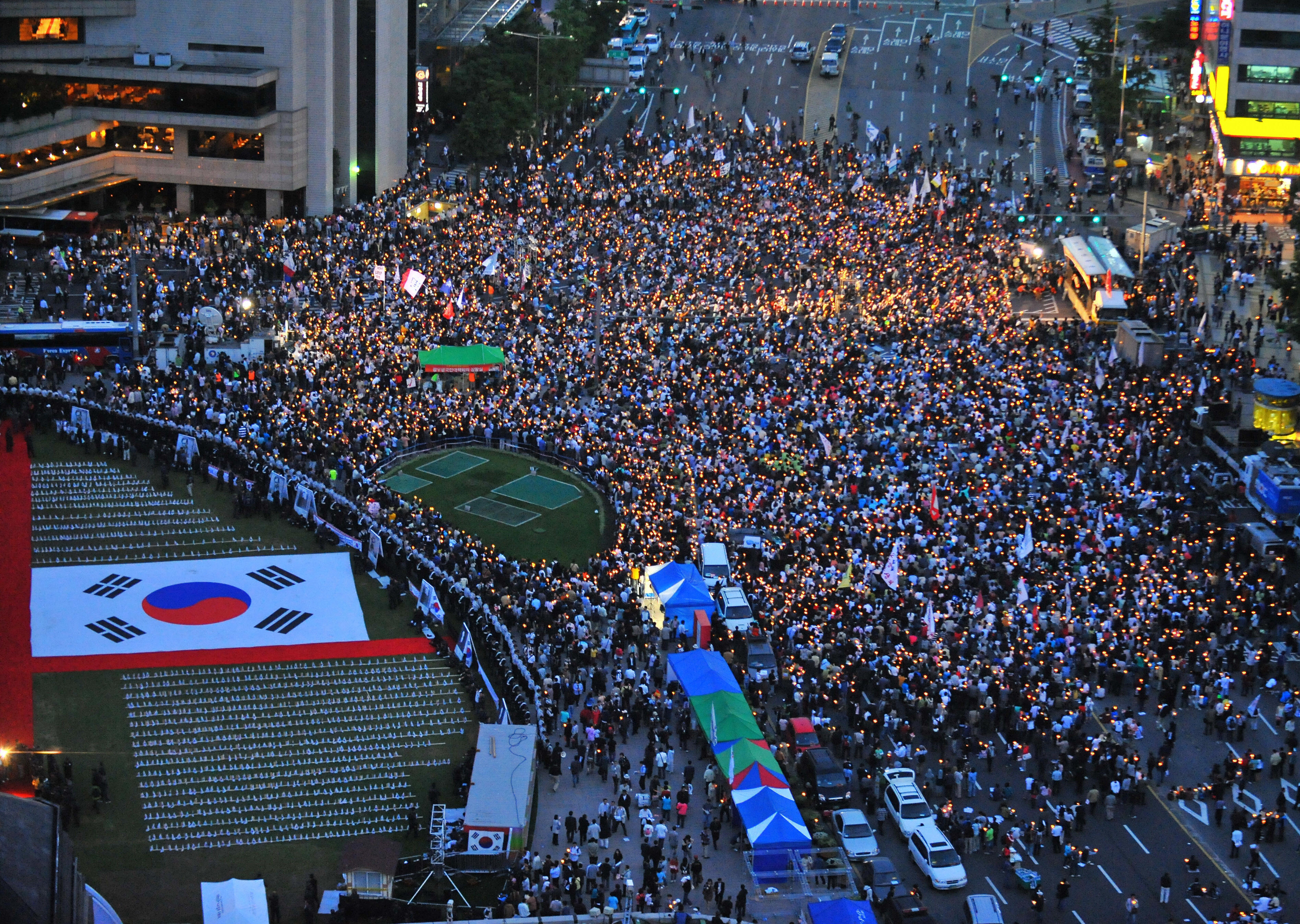 上千名民眾聚集在首爾，抗議南韓恢復美國牛肉進口。