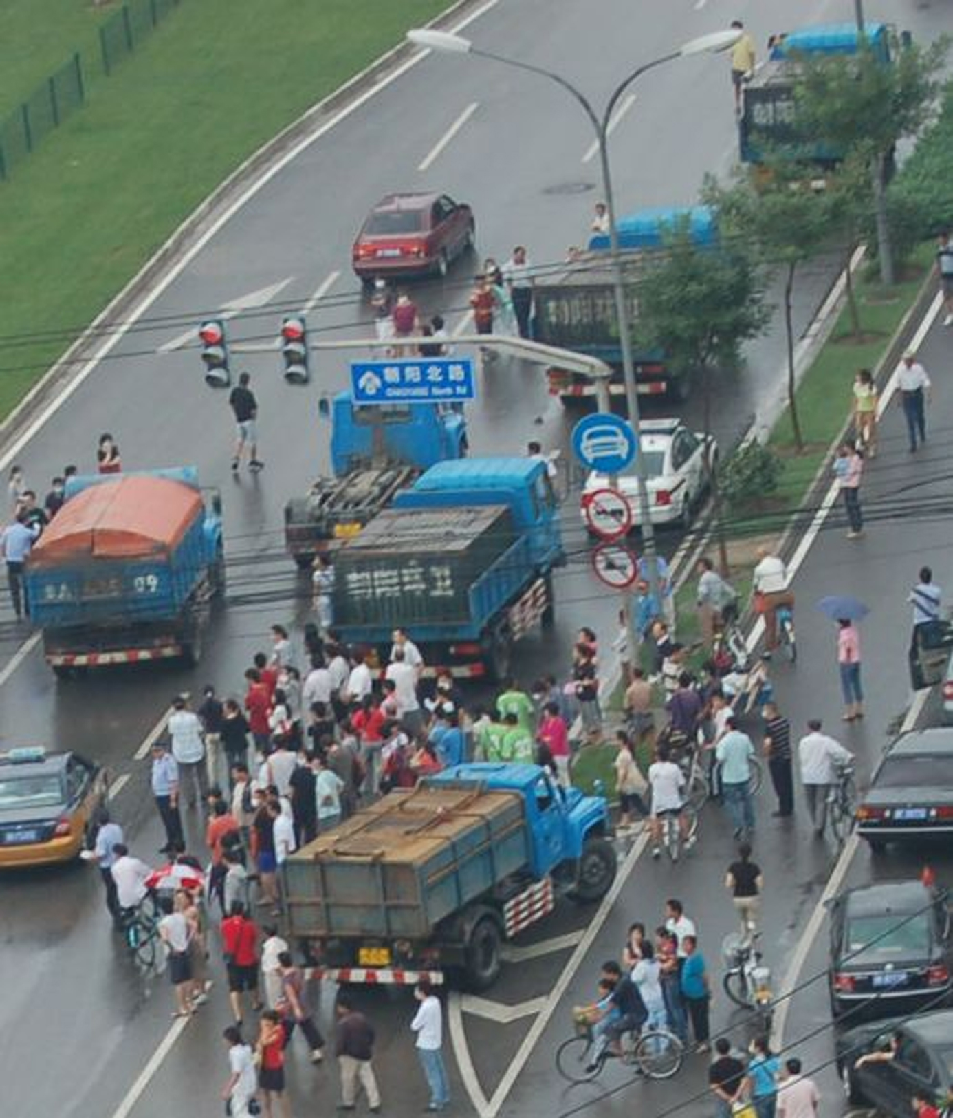 北京朝陽區大規模群眾示威導致交通阻斷3小時以上。