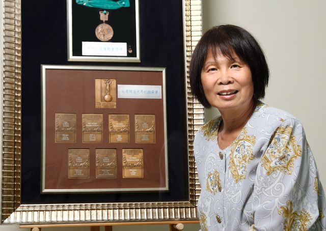 「亞洲飛躍的羚羊」紀政，與她歷次獲獎的獎牌合影，最上面的獎牌為1968年墨西哥奧運80公尺女子低欄銅牌，下面的獎牌皆是她破世界紀錄所得。丹尼爾攝影