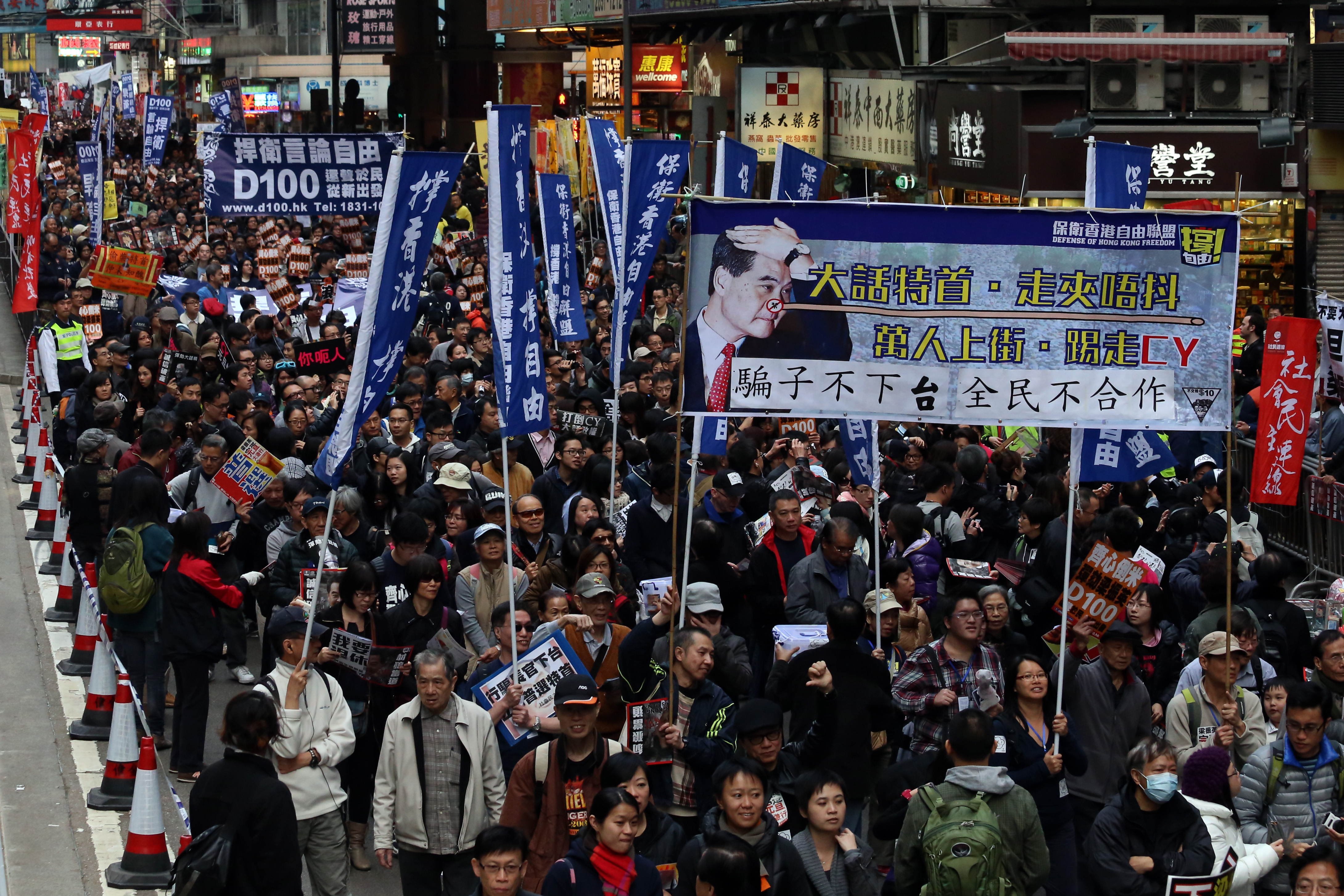 2013年元旦13萬人反梁遊行，要求騙子特首梁振英下台。Getty Images