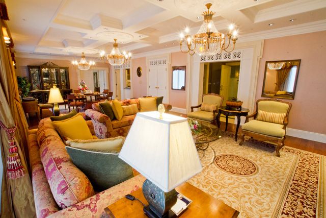 入住總統套房「白金漢宮」，享有如同皇室家族般的尊貴。花蓮遠雄悅來大飯店提供