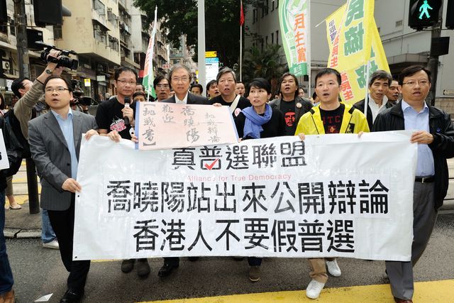 3月底時，由多個泛民黨派組成的香港「真普選聯盟」向喬曉陽下戰書，邀請公開辯論普選的定義。宋祥龍攝影  