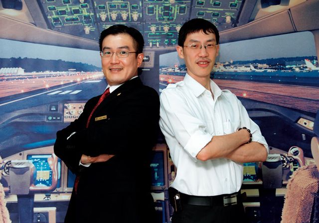 艾爾航空培訓機構總經理汪逸仁(左)表示，機師首要特質就是必須有高度自律能力，作全機的決策；高度服從性以配合團隊工作。(右)為艾爾航空的飛行部經理徐明瑋正。李唐峰