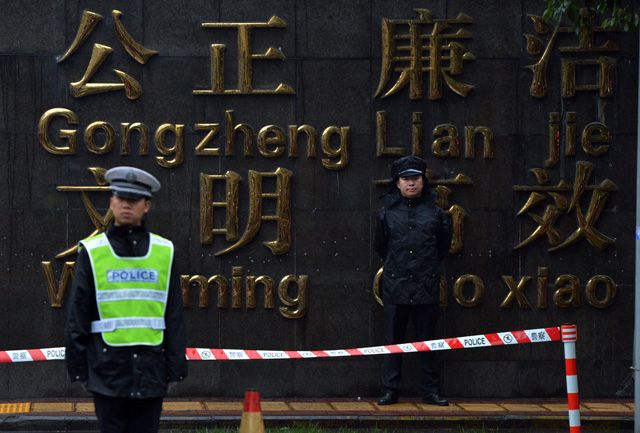 在中國，法院只是為政治服務的工具。圖為成都中等法院外的標語「公正、廉潔、文明、高效」。Getty Images