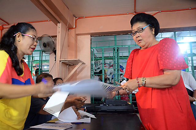 83歲的前菲律賓第一夫人伊美黛（右）以超過88%的選票，贏得北伊羅科斯省議員選舉再次連任。Getty Images