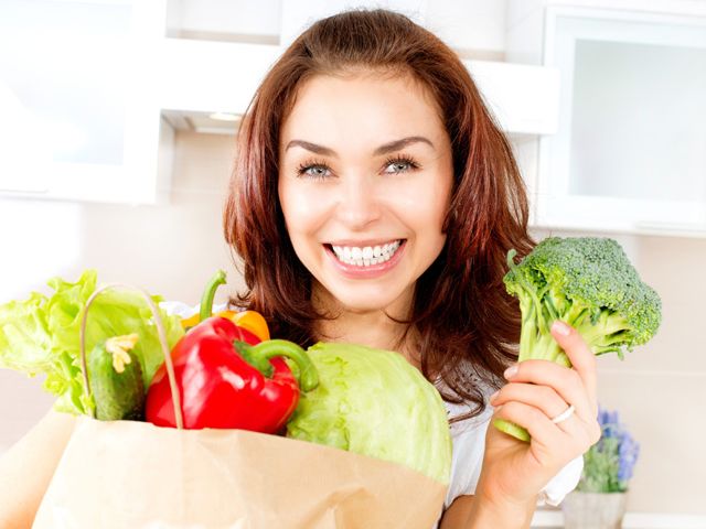心情開朗、多食用蔬菜水果，有助於常保年輕。fotolia