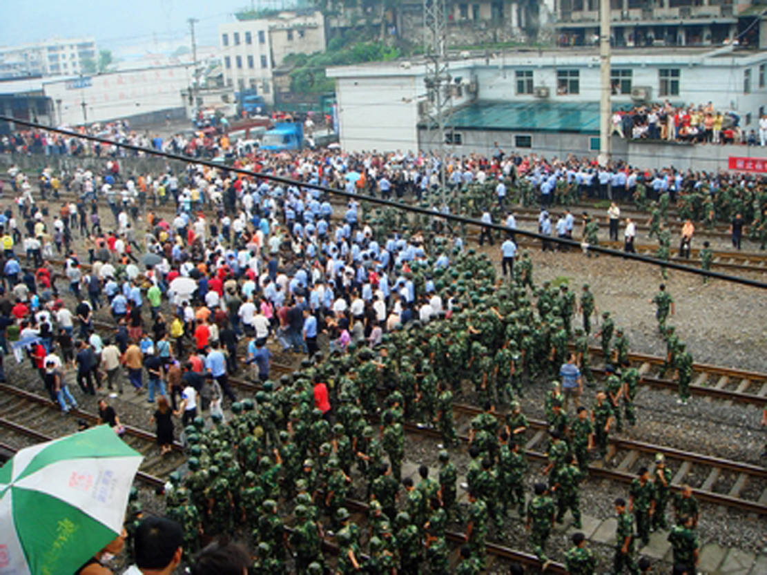 9月4日，湖南吉首火車站內群眾和武警對峙。