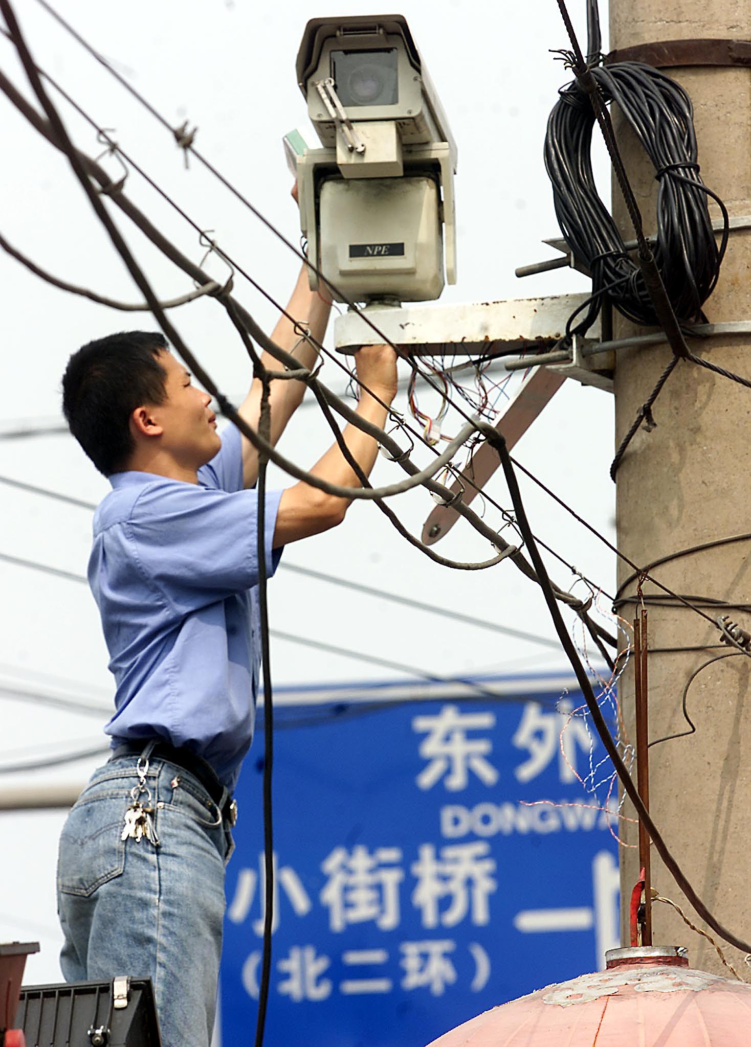 在中國，隨處可見「電子眼」，監視著民眾一舉一動。 