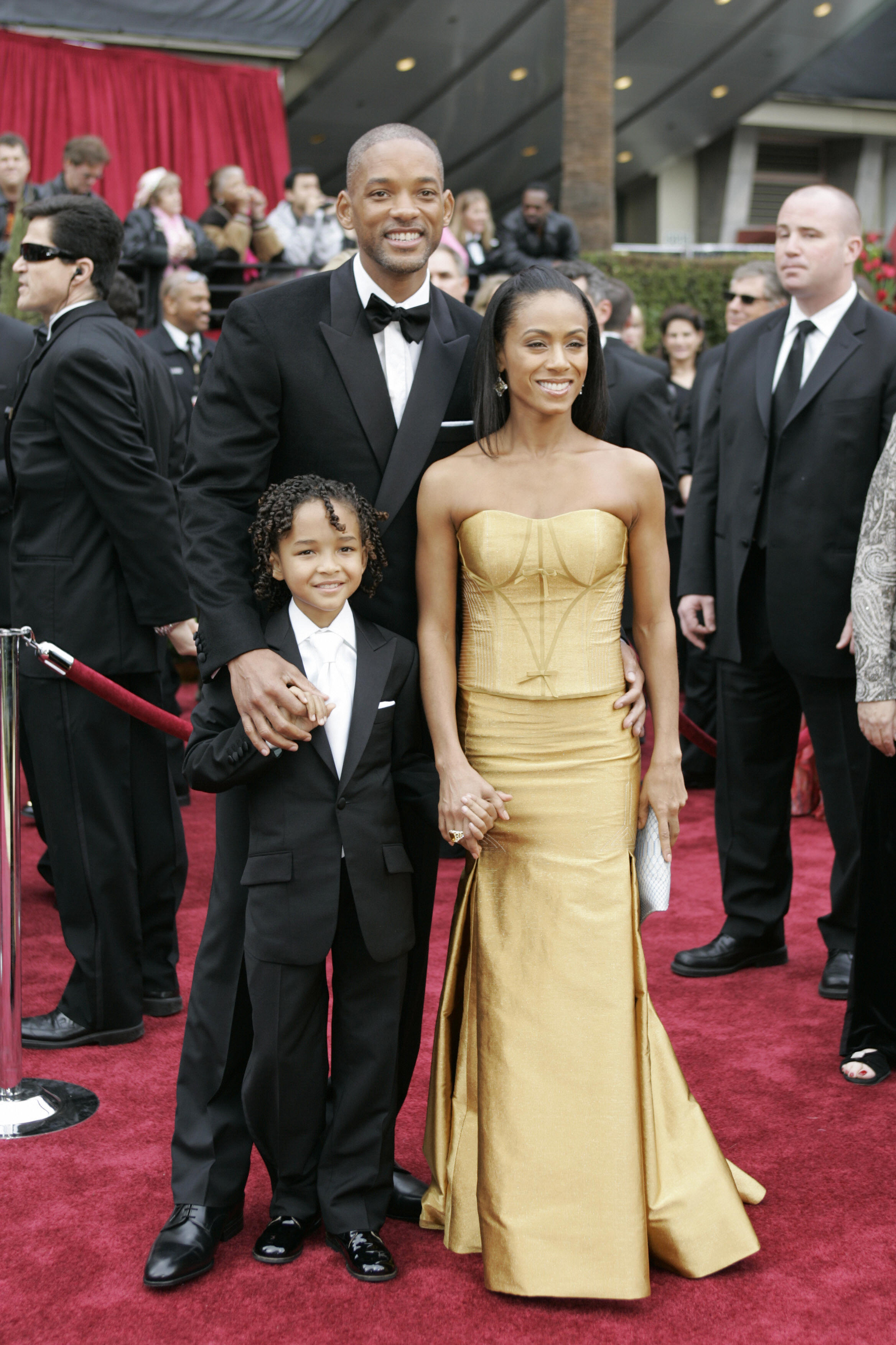 《當幸福來敲門》一片由好萊塢著名演員威爾‧史密斯（中）以及他的兒子傑登‧史密斯（左）主演。圖為威爾‧史密斯父子檔與妻子潔達‧平凱特‧史密斯（右）一起參加2007