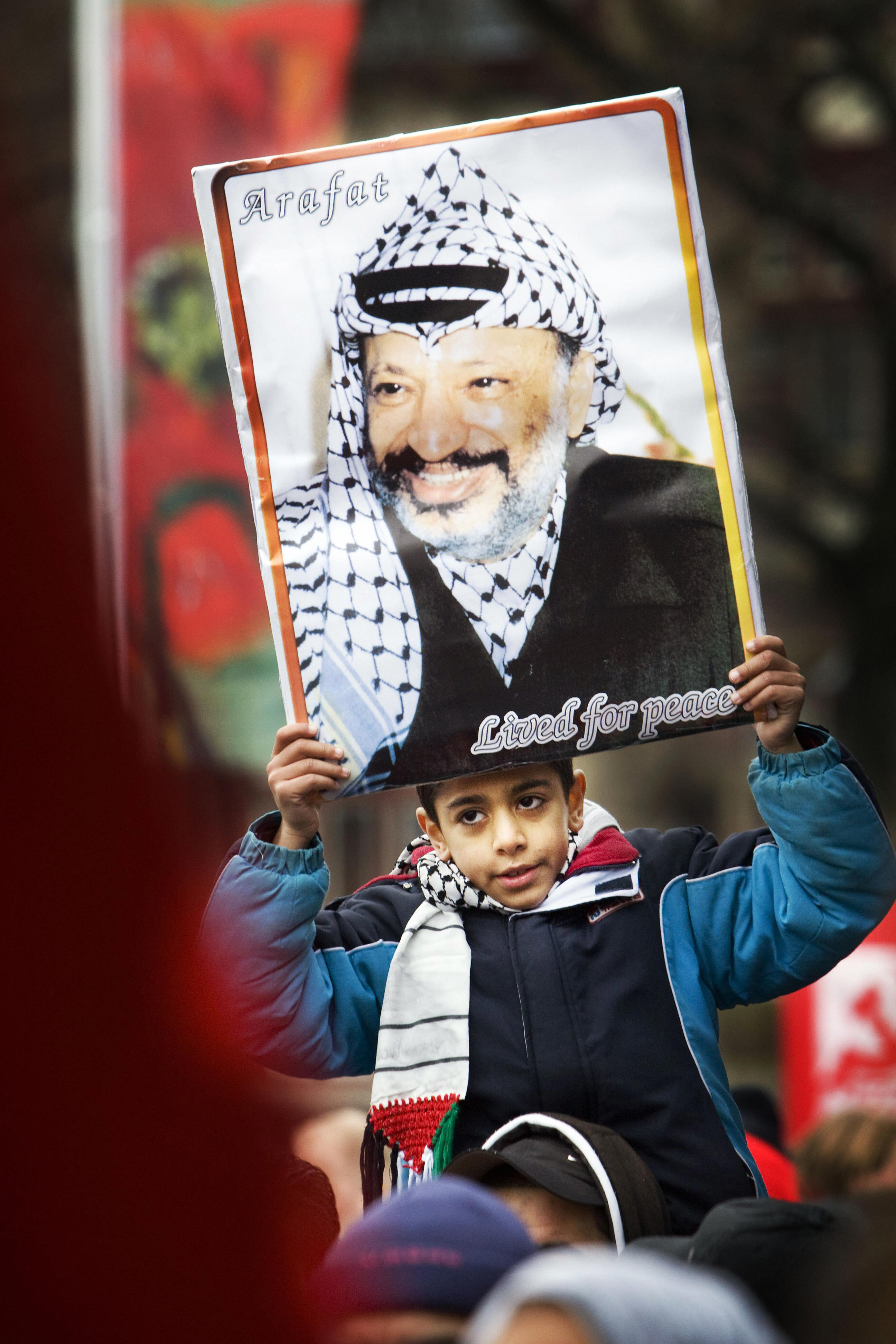 美國《華爾街日報》2007年曾發表題為〈阿拉法特的孩子〉（Arafat's Children）的社論說，前巴解領袖阿拉法特曾進行過二十年恐怖活動。