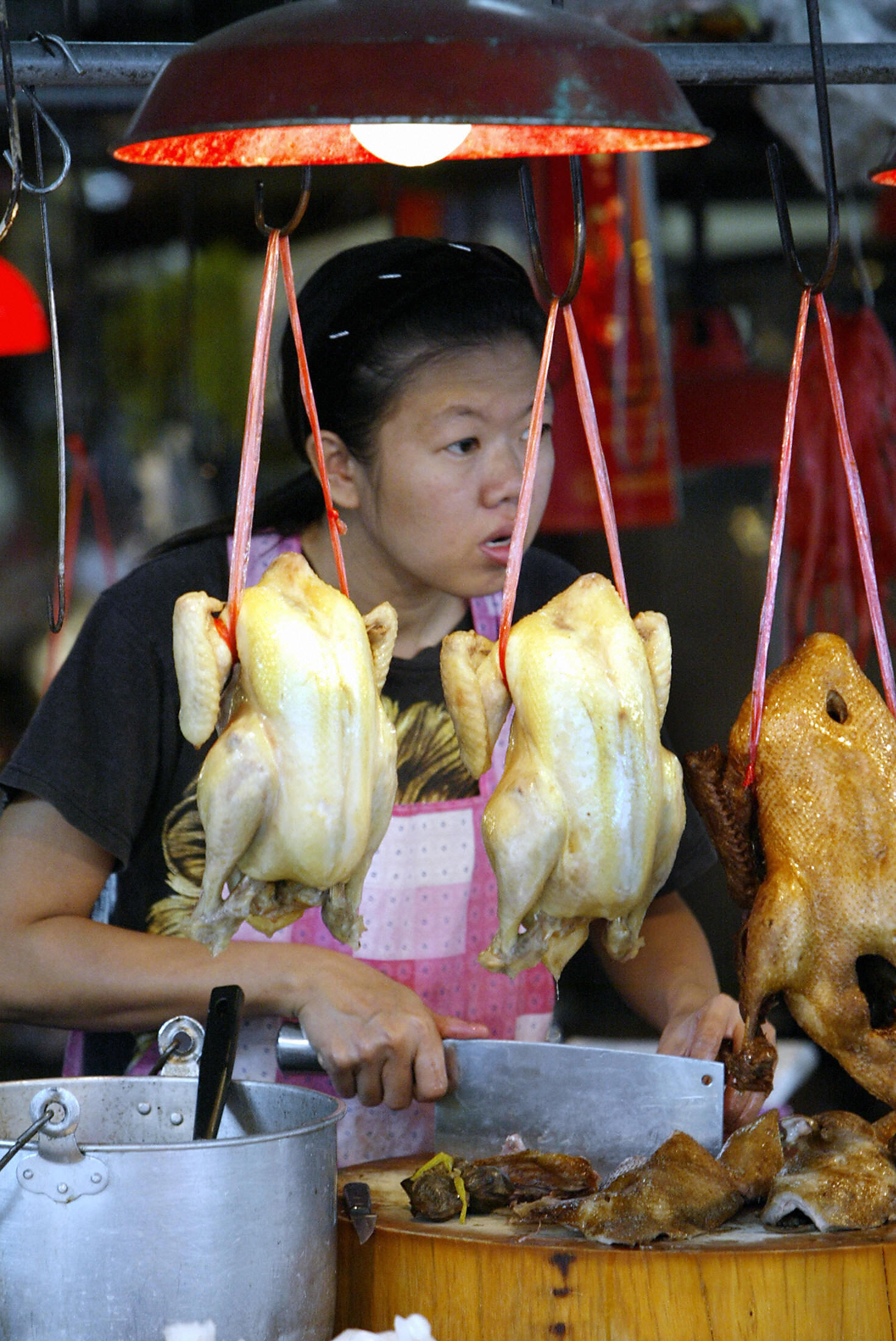 個體戶中也有年輕的小姐賣鹹水雞或滷豬腳、泡菜。