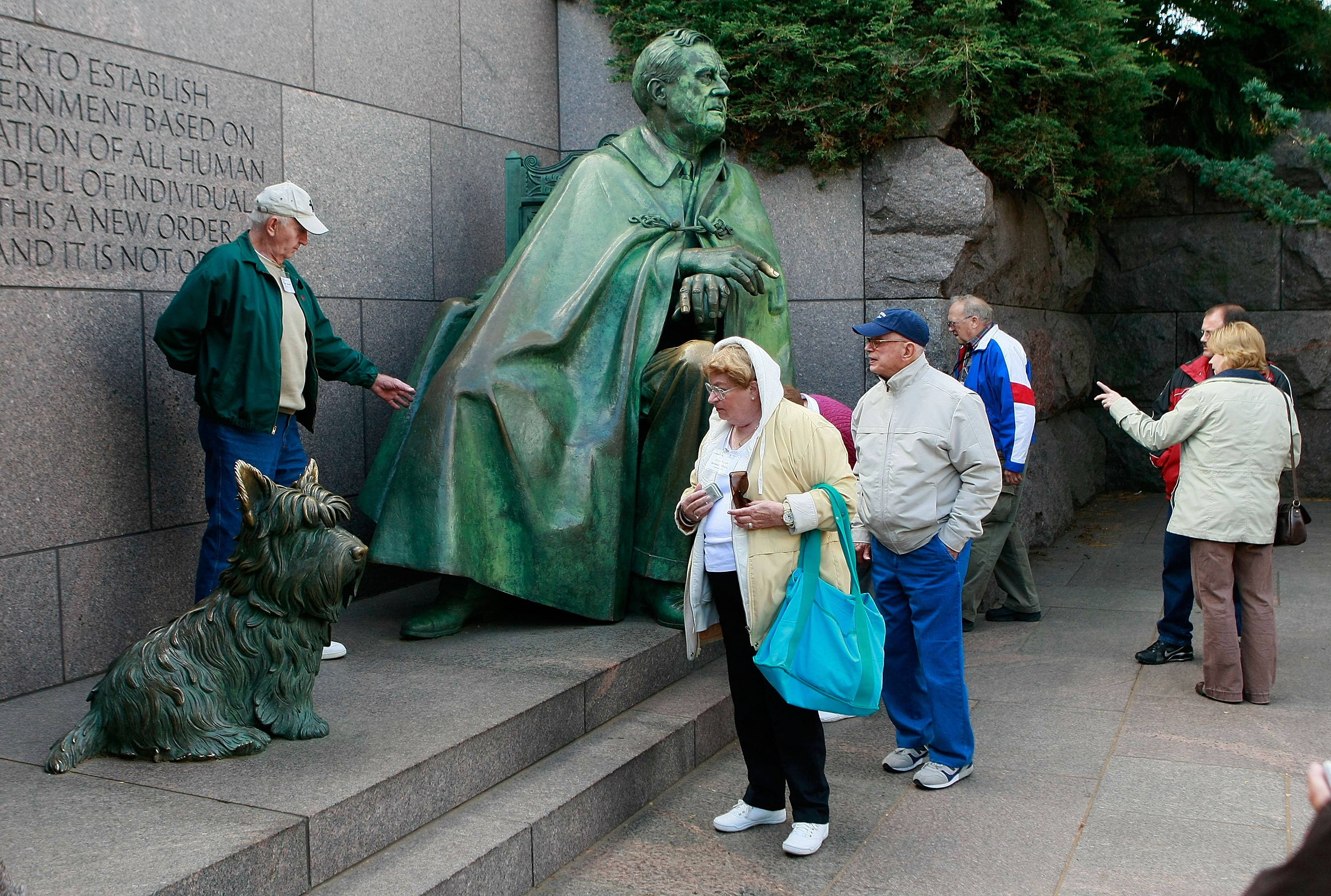 2008年10月21日，位於美國華盛頓特區的羅斯福紀念館內，遊客正參觀羅斯福總統銅像，回顧1929的美國經濟大蕭條。