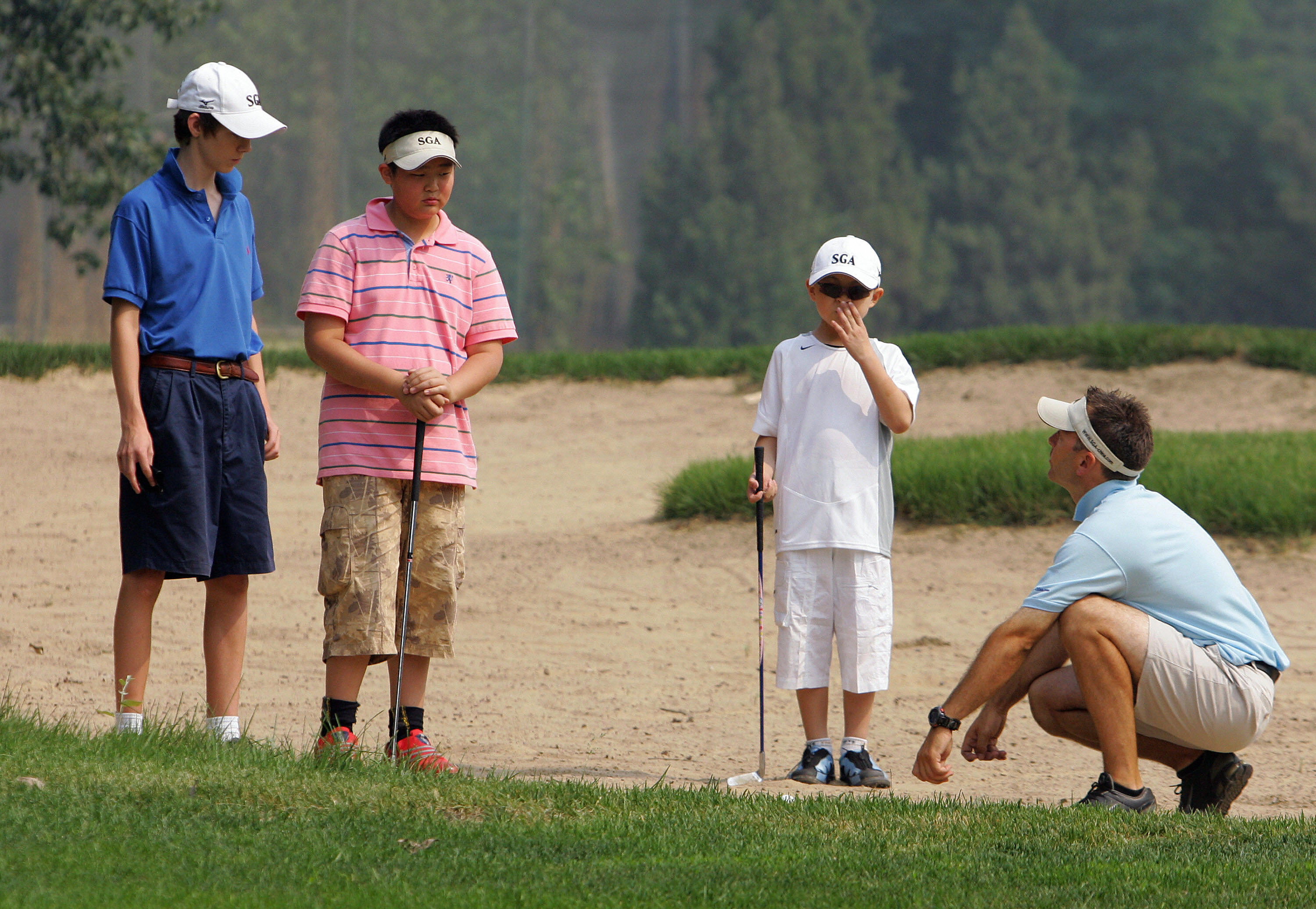 北京的夏天，中國小男生正在上高爾夫課。這些小孩多半是權貴子弟。北京高爾夫球場每人次的綠地費一般是600到1,000元，比成千上萬中國人一個月的收入還多。