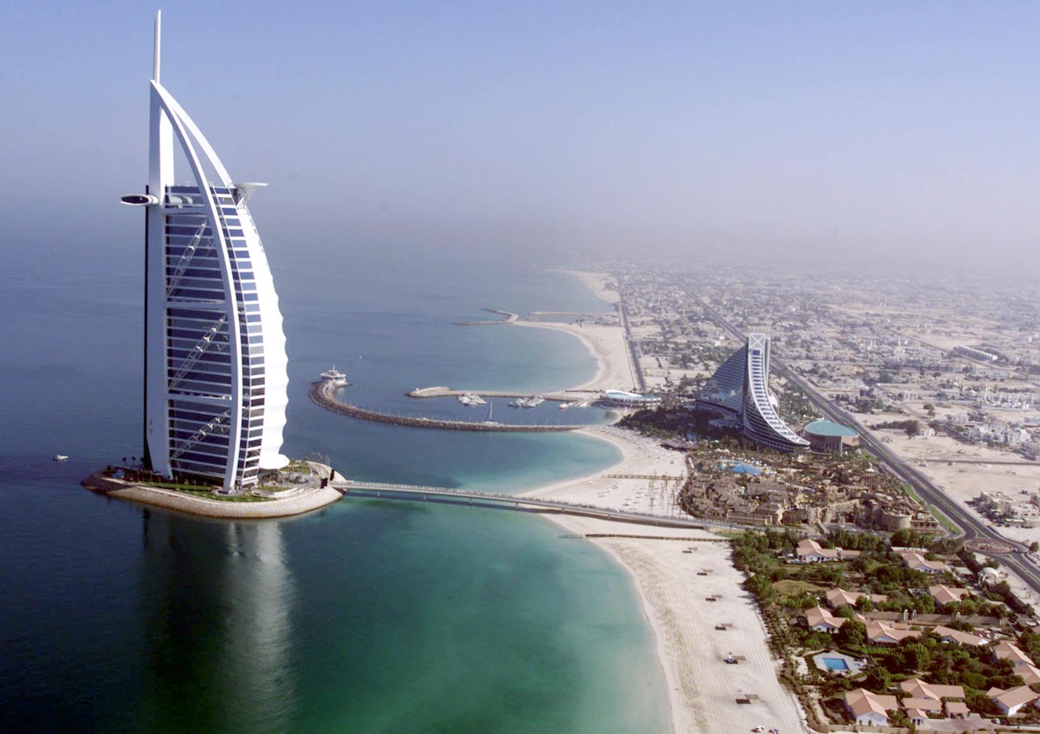 杜拜的帆船飯店（Burj Al Arab）樓高321公尺，有27層，座落於阿拉伯海灣的人工島上，是世界上最高的全套房酒店。