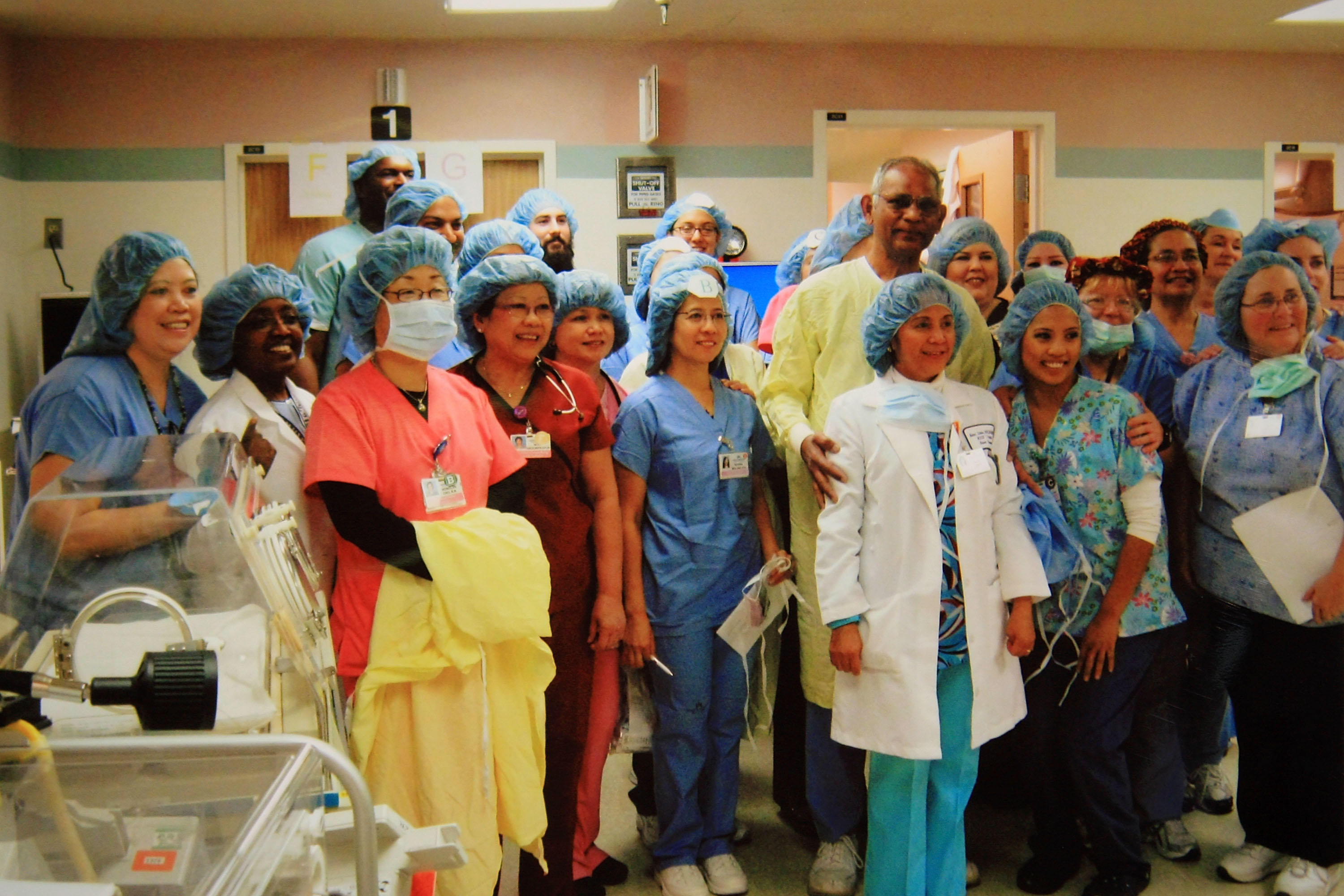 洛杉磯附近鐘花市的凱薩醫院，1月27日舉行記者會，對外說明他們出動了46人組成的醫療團隊，接生了八胞胎的好消息。這八名新生寶寶，其中有六名是男孩和兩名是女孩。當
