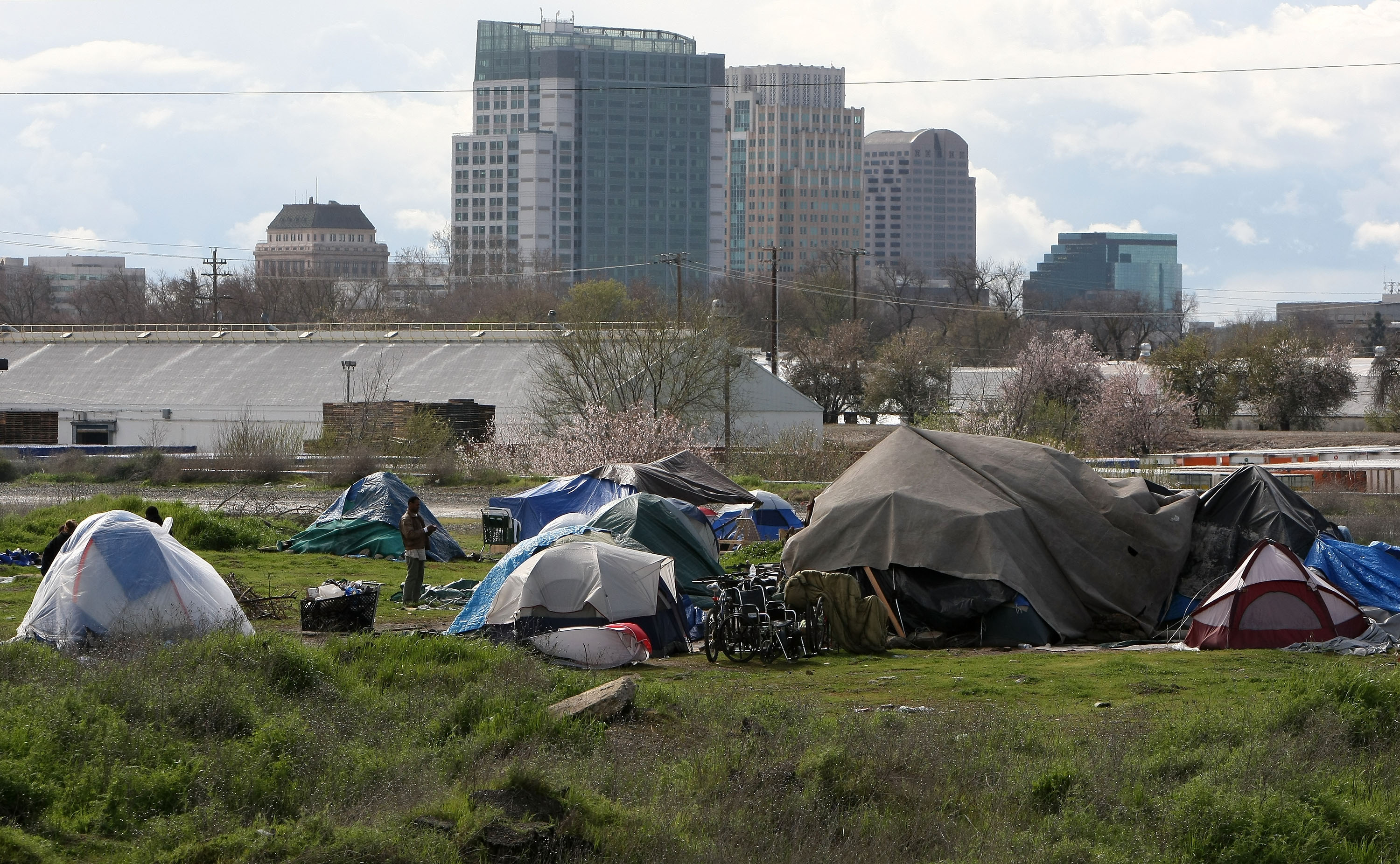 加州首府沙加緬度郊區空地上搭滿了帳篷。