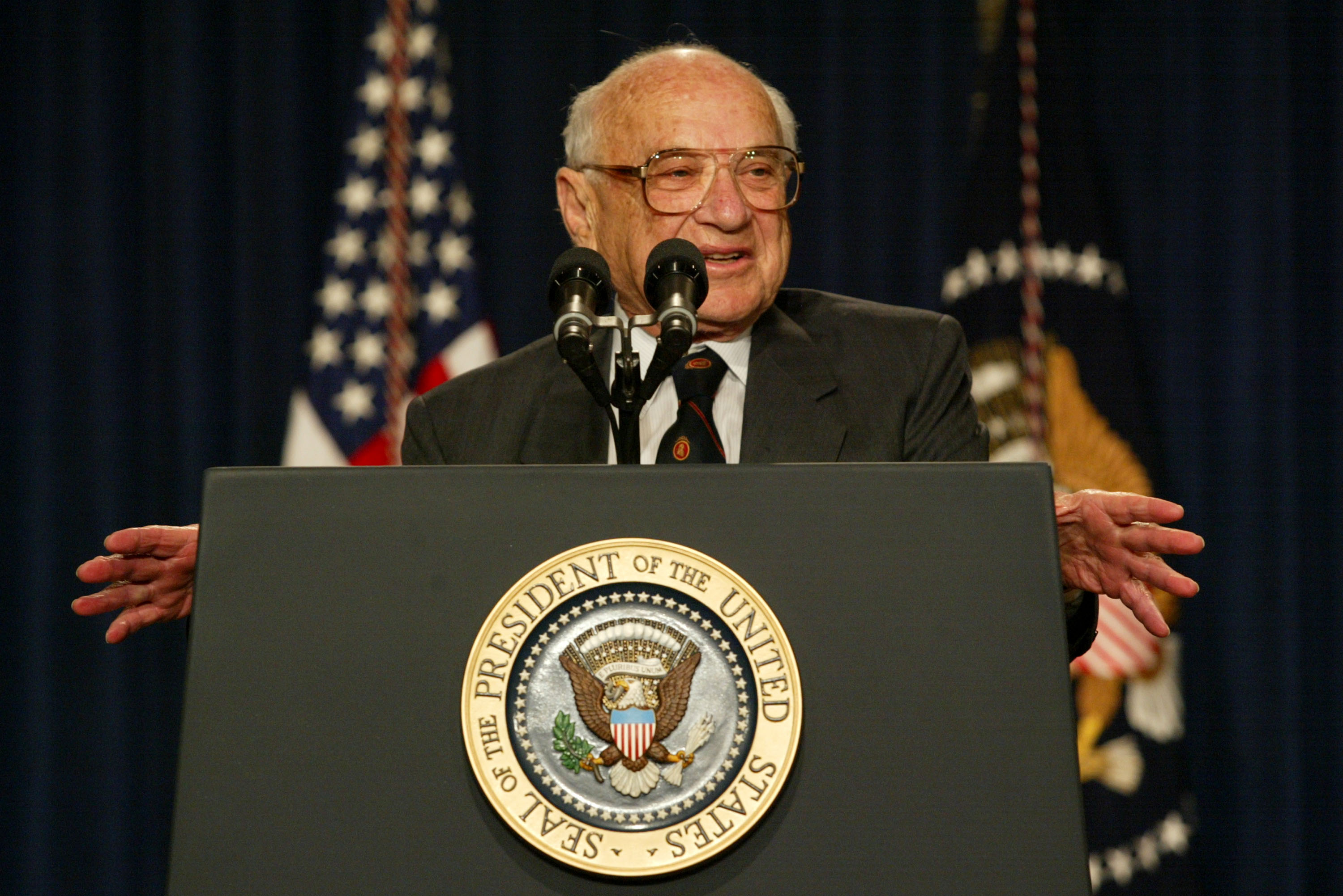 榮獲1976諾貝爾經濟學獎、《資本主義與自由》的作者傅里德曼（Milton Friedman）2002年9月於其90歲生日前，受邀到白宮演講。