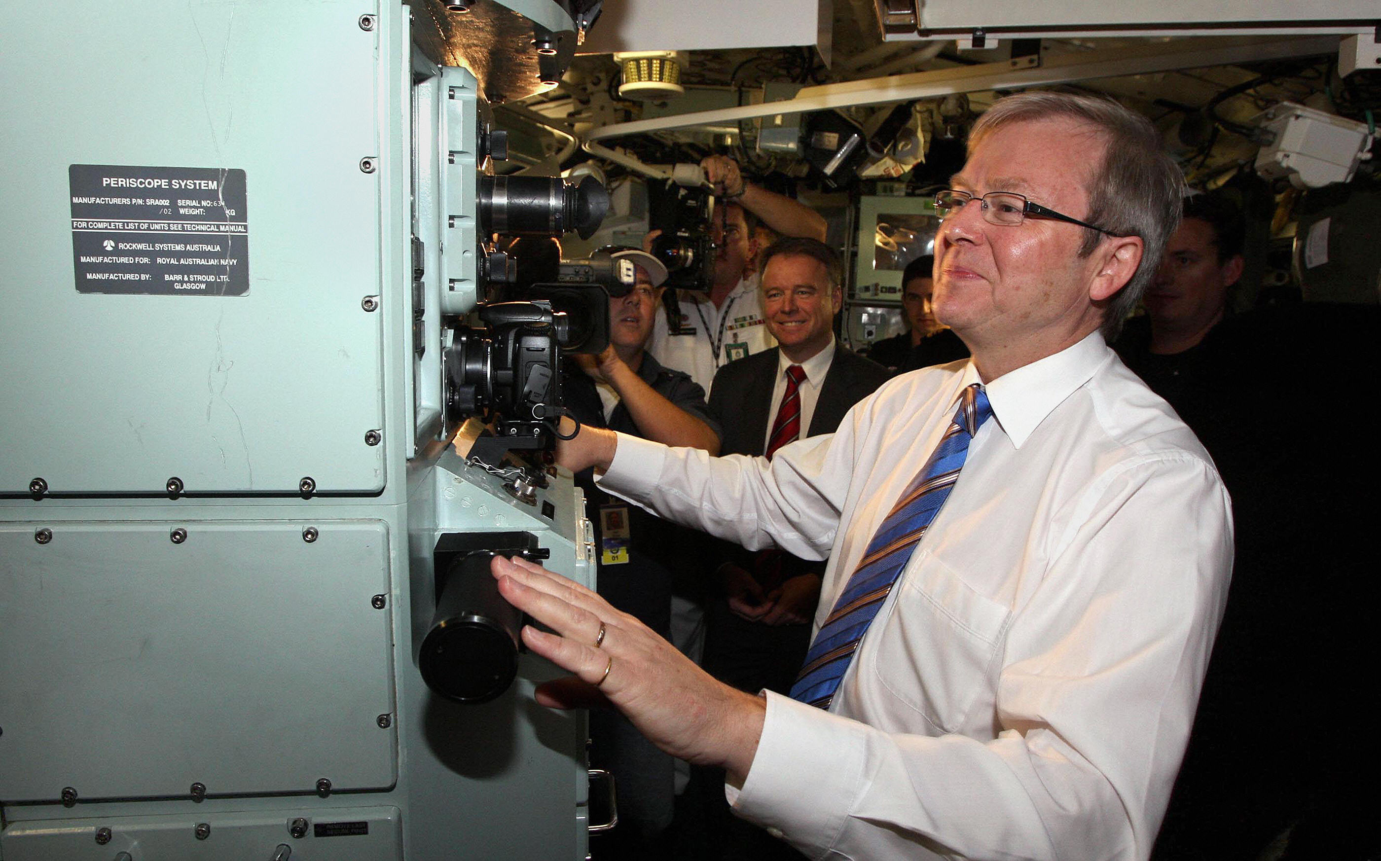 澳洲總理陸克文2009年4月22日參觀停泊在西澳大利亞羅丁漢姆海岸附近花園島的澳洲皇家海軍「HMAS柯林斯潛艇」時，在控制室內操作了潛望鏡。