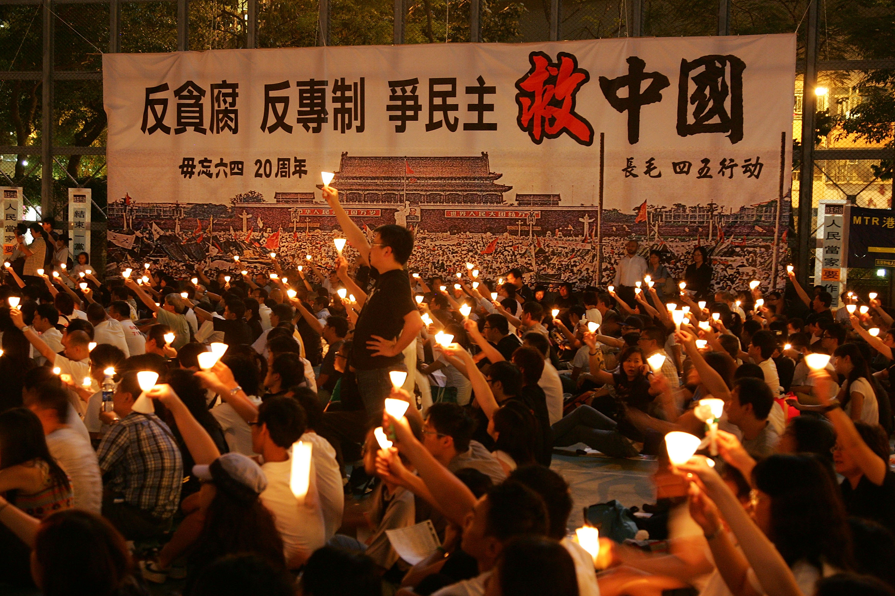 香港今年舉辦的六四燭光晚會，人數達15至20萬人的歷史高點。