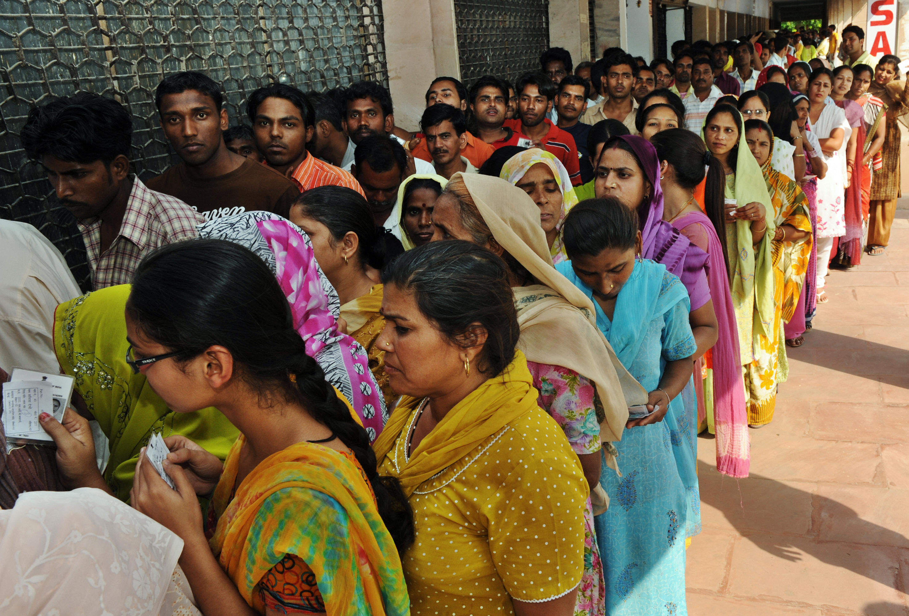 2009年5月13日，印度的選民手執選民身分證排隊等候在全國大選中投票以便組成新一屆議會。