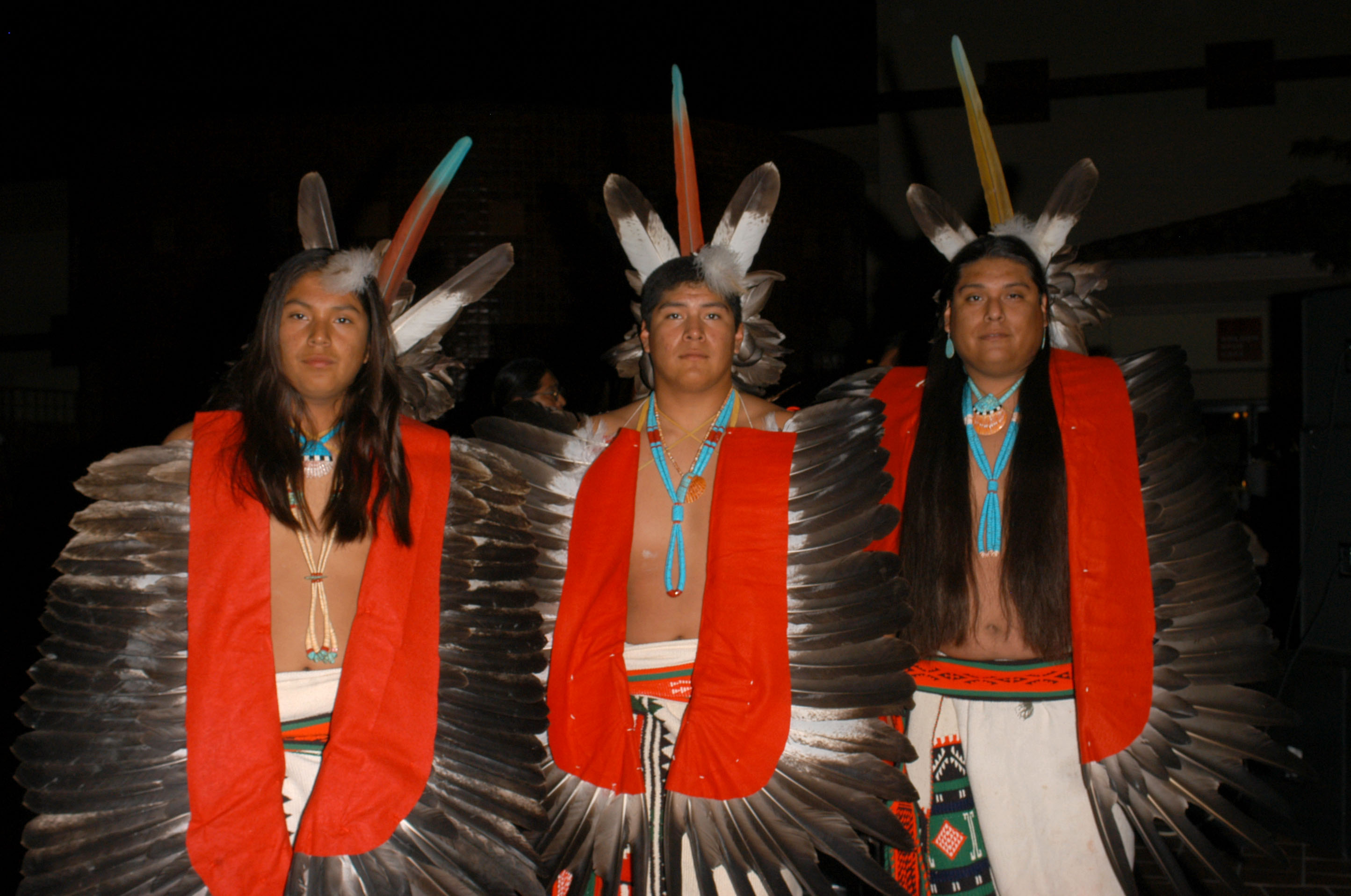 霍比族是一個具有悠久信仰傳統的民族，一年四季都舉行不同的宗教聖典。圖為「霍比鷹」舞蹈成員在2005年5月20日在美國洛杉磯印第安大學基金晚會中展示其服裝。