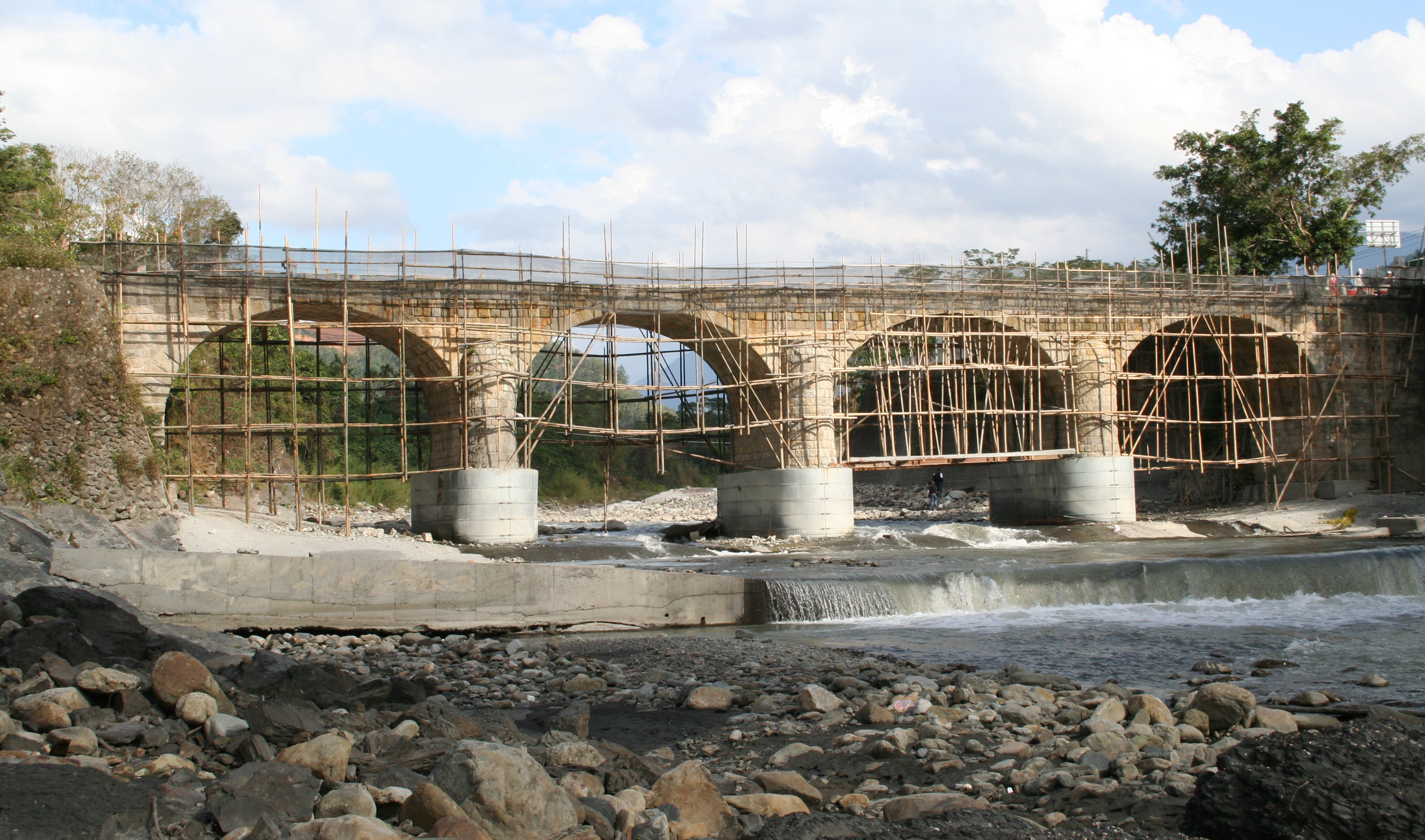 重建中的三級古蹟糯米橋。