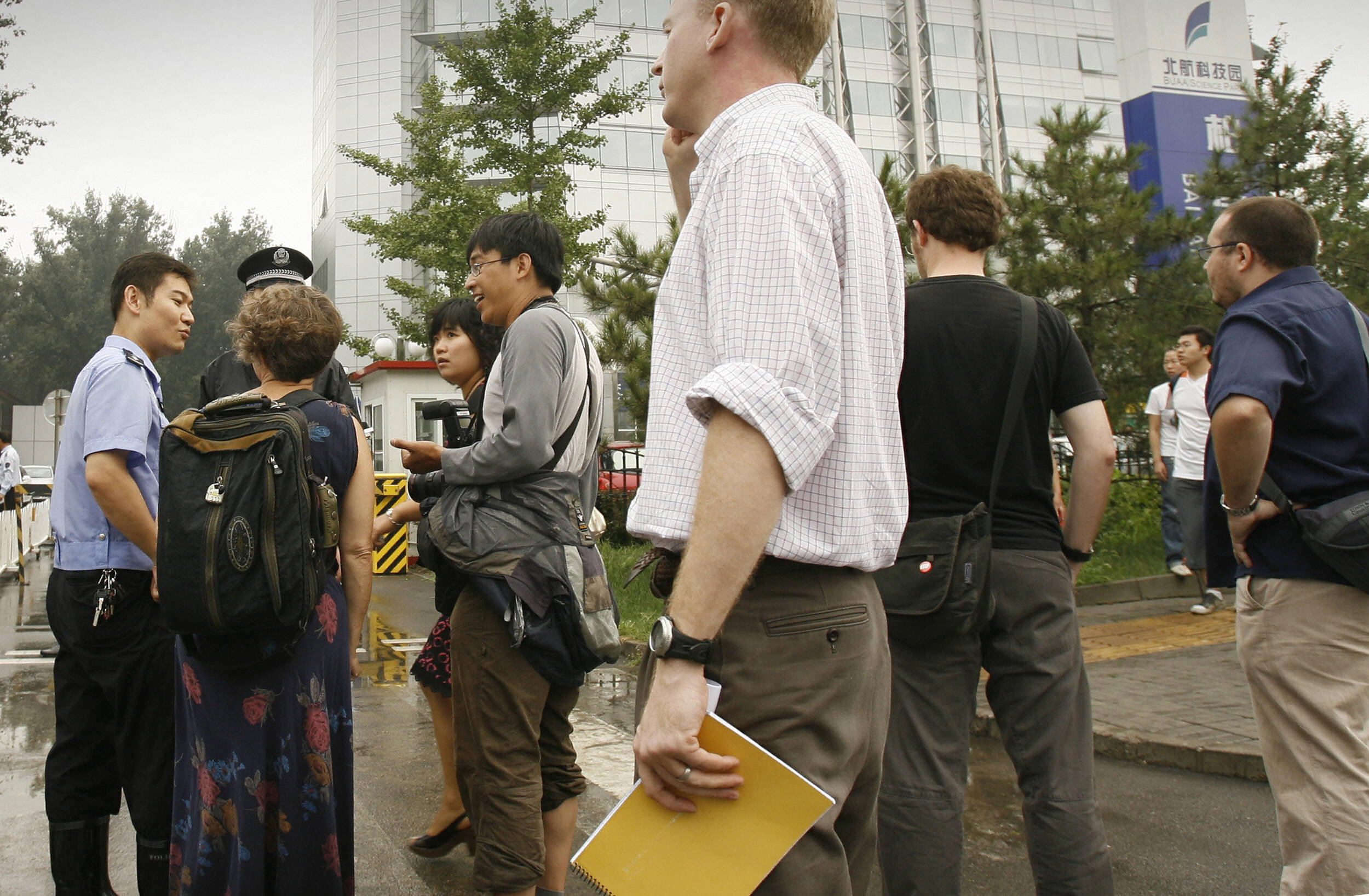 2007年8月6日，十多名外國記者在北京奧運會組委會辦公大樓前被警方扣留將近兩個小時。在此之前，維護新聞自由的國際組織「無國界記者」剛剛在此召開了記者會並就中國