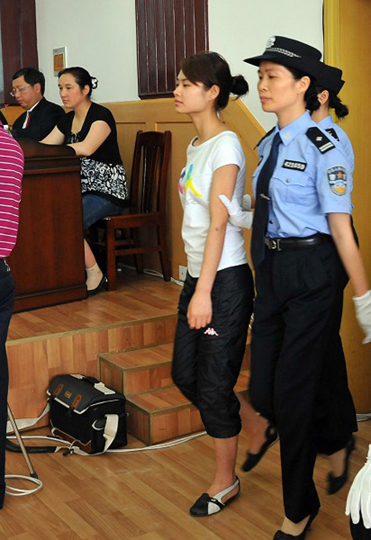鄧玉嬌案6月16日在湖北巴東縣法院開庭，鄧玉嬌被2名女警員帶上法庭。