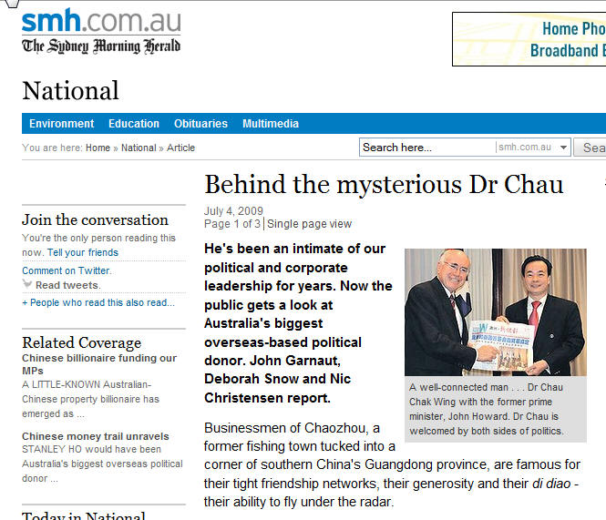 《雪梨晨鋒報》報導〈神祕的周博士的背後〉（Behind the mysterious Dr Chau）。圖為周澤榮手持《澳洲新快報》與前澳洲總理何華德的合影。