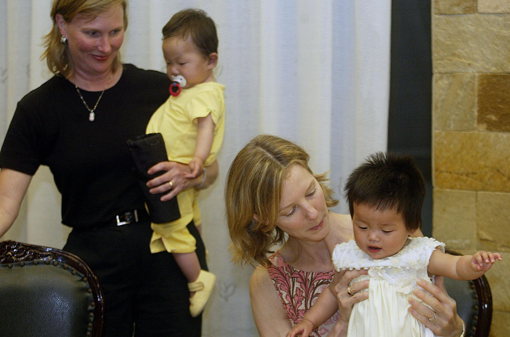 中國女嬰近年來成為西方認養家庭的最愛。圖為兩位在2003年收養廣東女嬰的美國母親。 