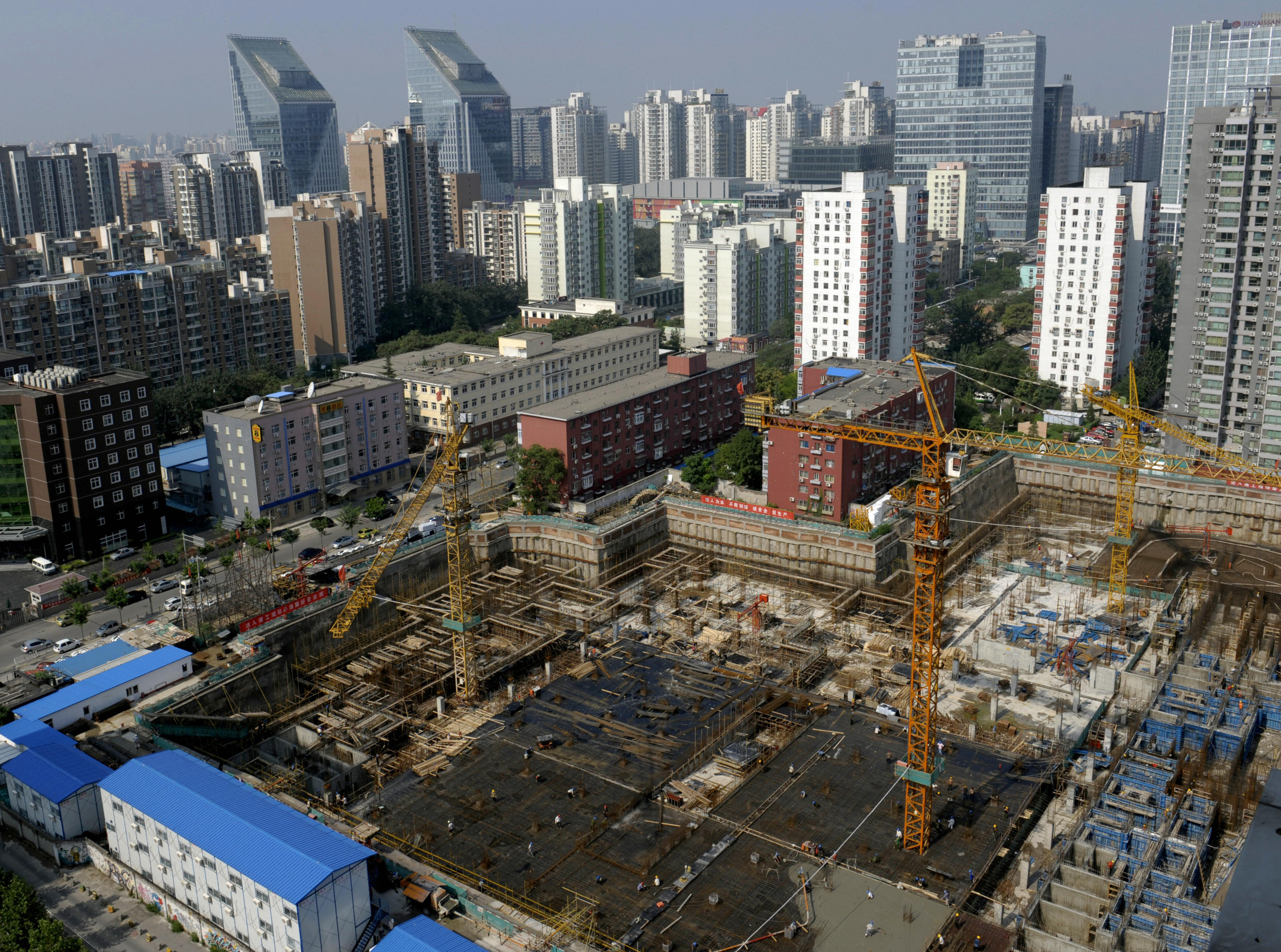 中國媒體感嘆：中國樓市興也政府、衰也政府，從2007年至今的幾輪起落，再次印證「中國樓市是政策市」。圖為北京的建築工地。