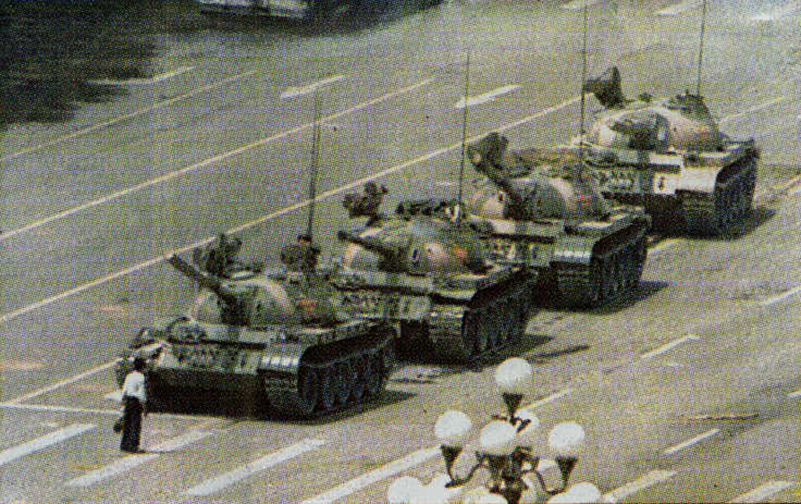1989年六四天安門事件中，孤身擋中共軍隊坦克車的「王維林」。
