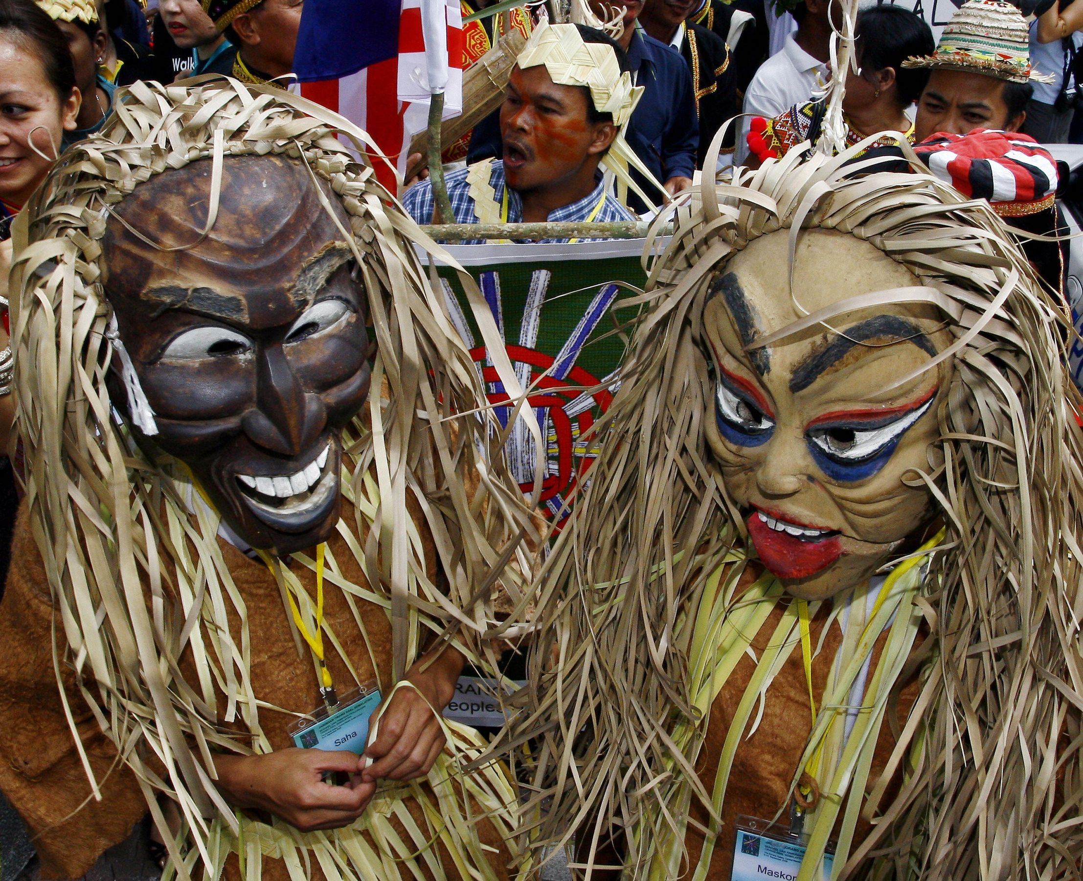 世界上有一些奇特的原始部落，包括「盲族」、「啞巴族」、「無笑肌族」等。圖為馬來西亞兩個戴上面具的土著。
