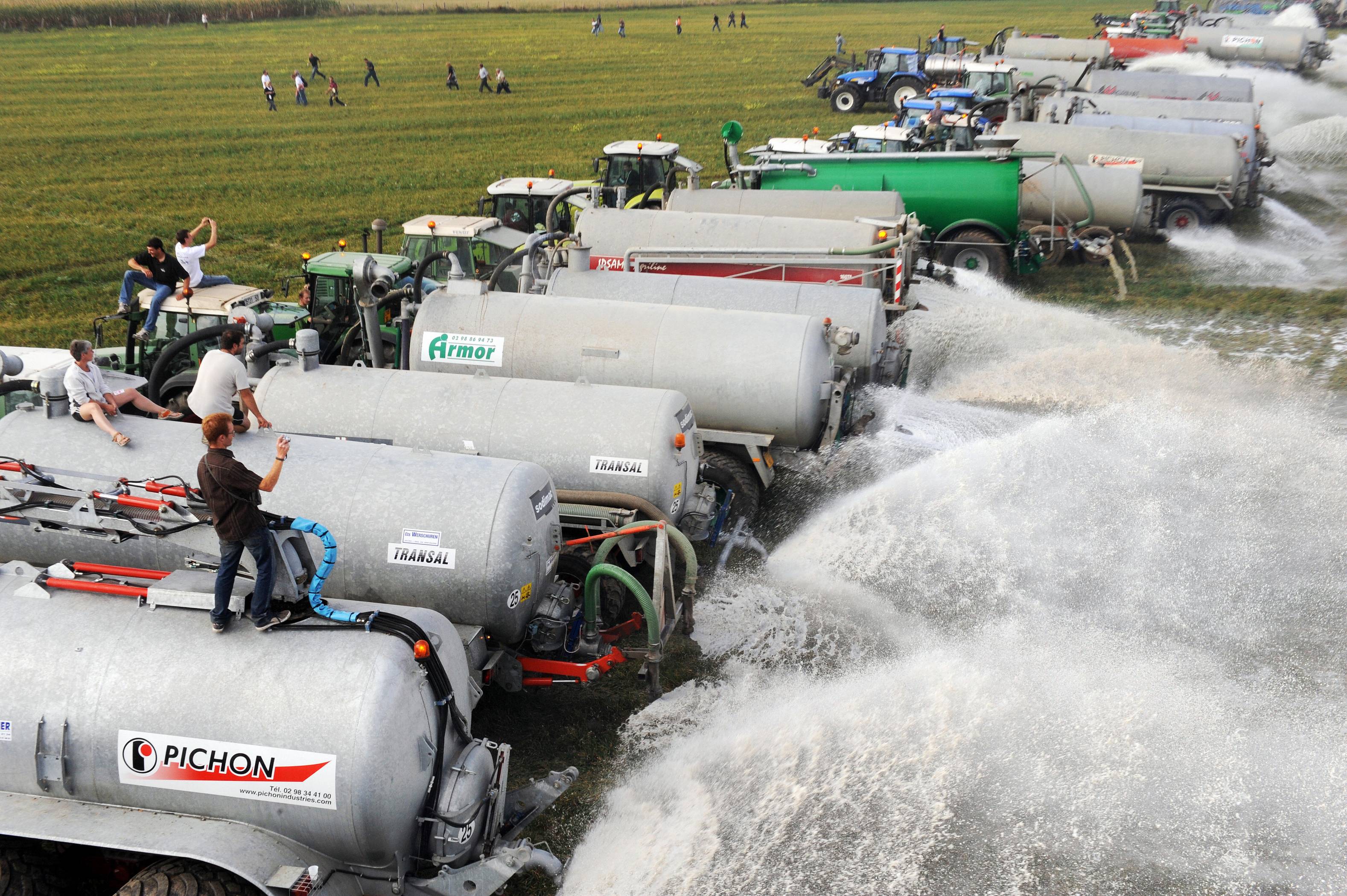 9月18日，法國各地奶農展開「白色日」行動，共傾倒了420萬升的牛奶。