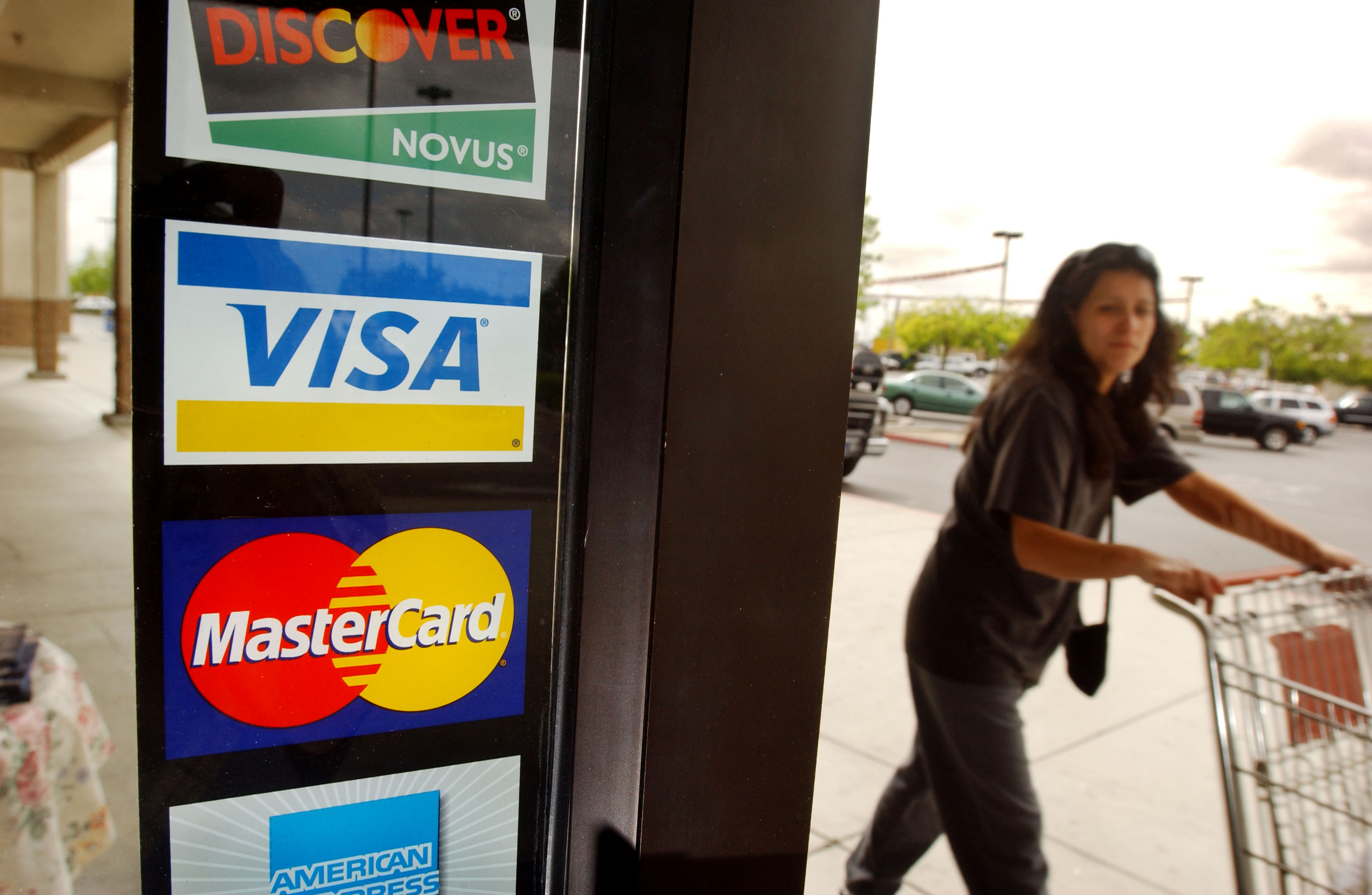 澳洲消費者在經濟不景氣下，更多人選擇使用提款卡而非信用卡。