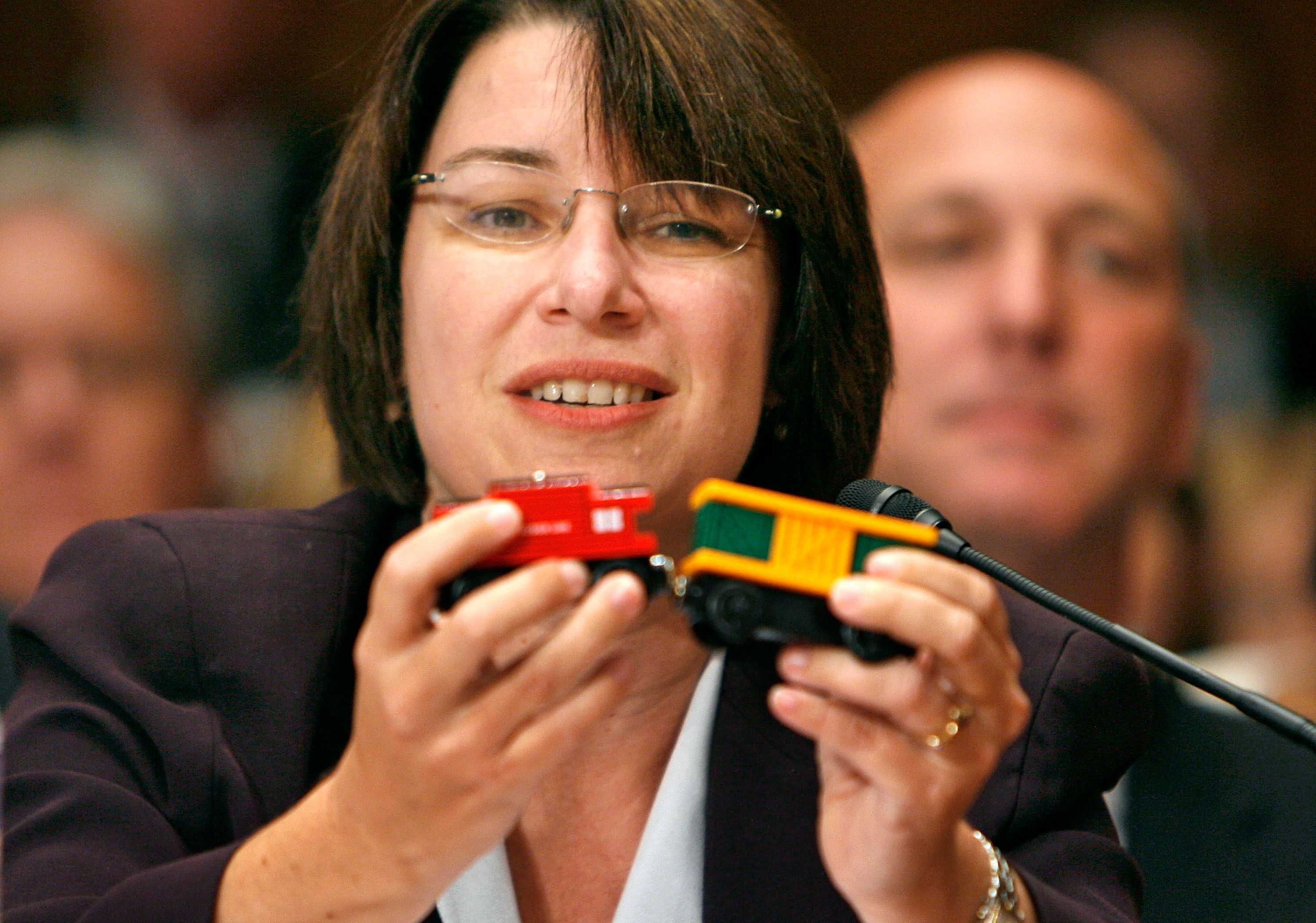 2007年9月12日，美國國會舉行政府及貿易部門回收成千上萬中國製玩具聽證會。參議員Amy Klobuchar手中拿著一個湯瑪士小火車（Thomas and F