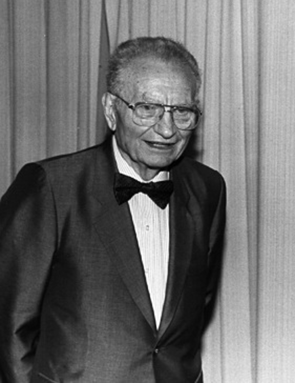 甫於2009年12月13日去世的著名經濟學家薩繆遜，1970年榮獲諾貝爾經濟學獎，也是美國第一位榮獲此殊榮的經濟學家。
