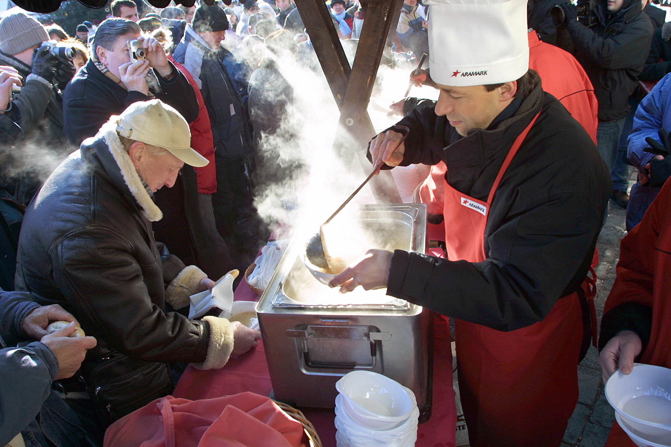 魚鍋在世界各地都有，所謂的漁夫湯，算是西方的火鍋。漁夫鍋，其實是漁夫抓到甚麼魚就煮的鍋。圖為聖誕夜前捷克布拉格老城廣場分發魚湯。