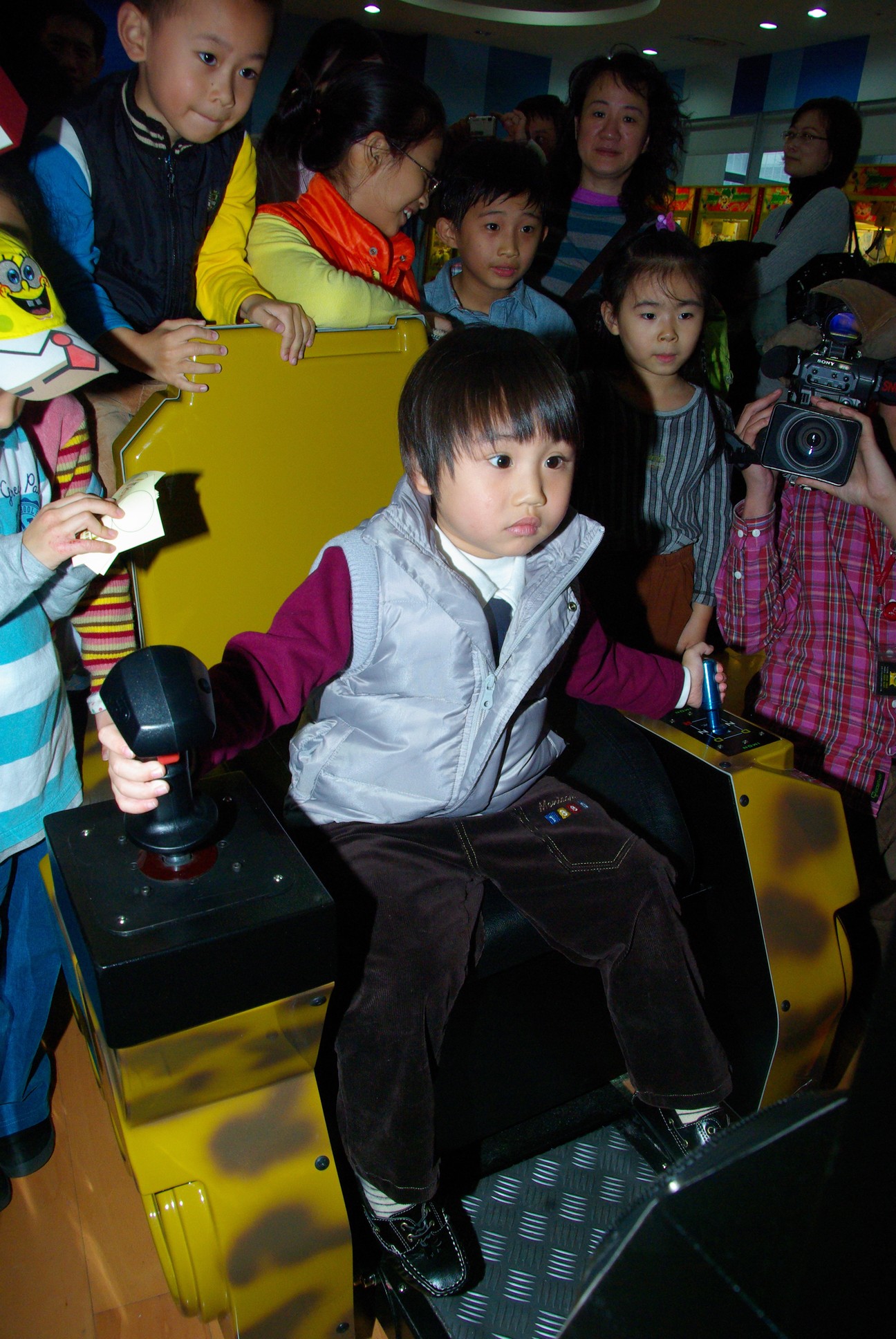 小小彬趁著寒假，到台灣第一座超立體電影院現場和小朋友一起同樂。