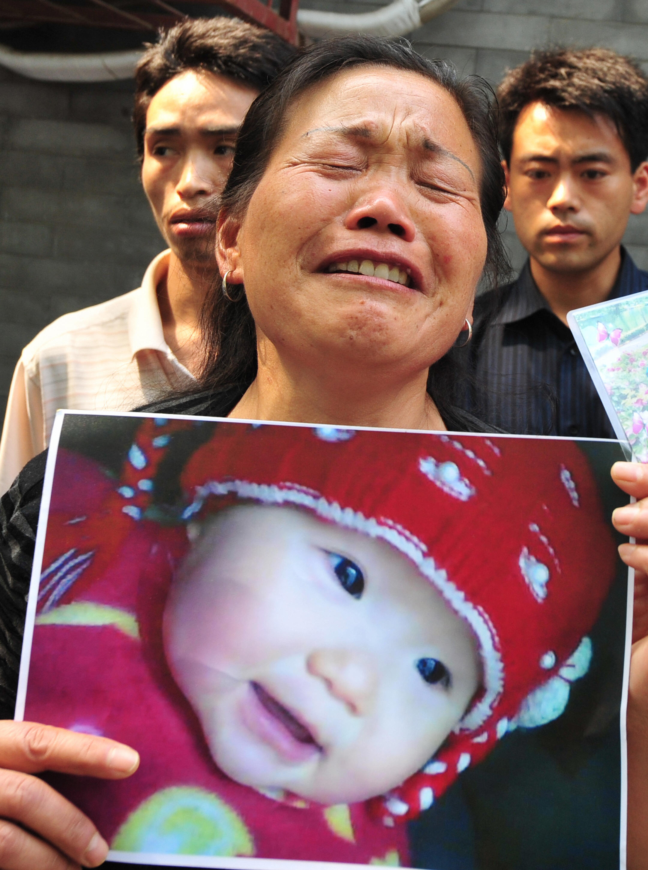 2009年5月8日中國毒奶粉受害者手舉孫女遺照在北京衛生部前上訪，控訴河南當地政府。